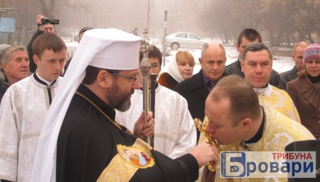 Глава УГКЦ Святослав отримав від Сапожка книгу «Бровари на межі тисячоліть»