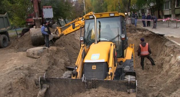 Мешканці Героїв Небесної Сотні переймаються, що заради ремонту труб демонтують дитмайданчики