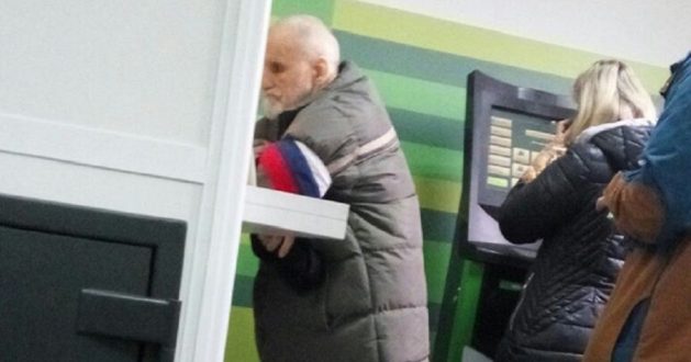 У начальника поліції поцікавляться — чому у Броварах за пенсією ходять з російськими прапорами