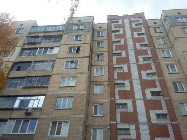 Чоловіка, який випав з вікна на 7 поверсі, переводять в обласну лікарню