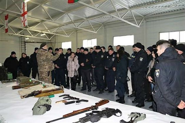 Спецпризначенці полку «Миротворець» поділилися досвідом із поліцейськими Київщини