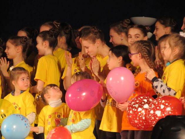 Концерт до 8 березня в Прометеї: пісні, попкорн та білявка-Люся.