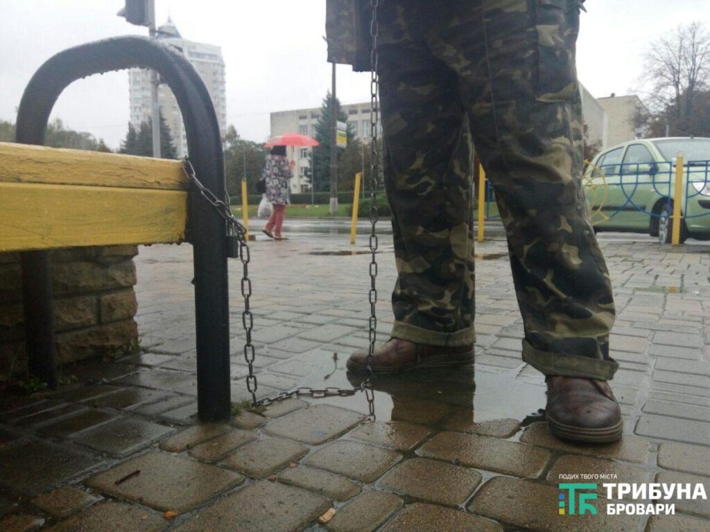 На Майдані Свободи учасник АТО прикував себе ланцюгом до лавки та оголосив голодування