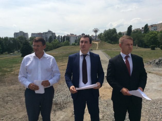 У парку «Перемога» встановлять три десятки ліхтарів та лавки довкола озера