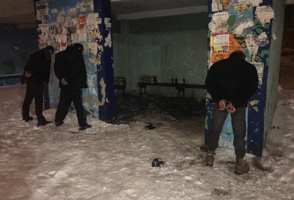 Поліція затримала чоловіків, які викрали будівельні суміші з магазину в Калинівці