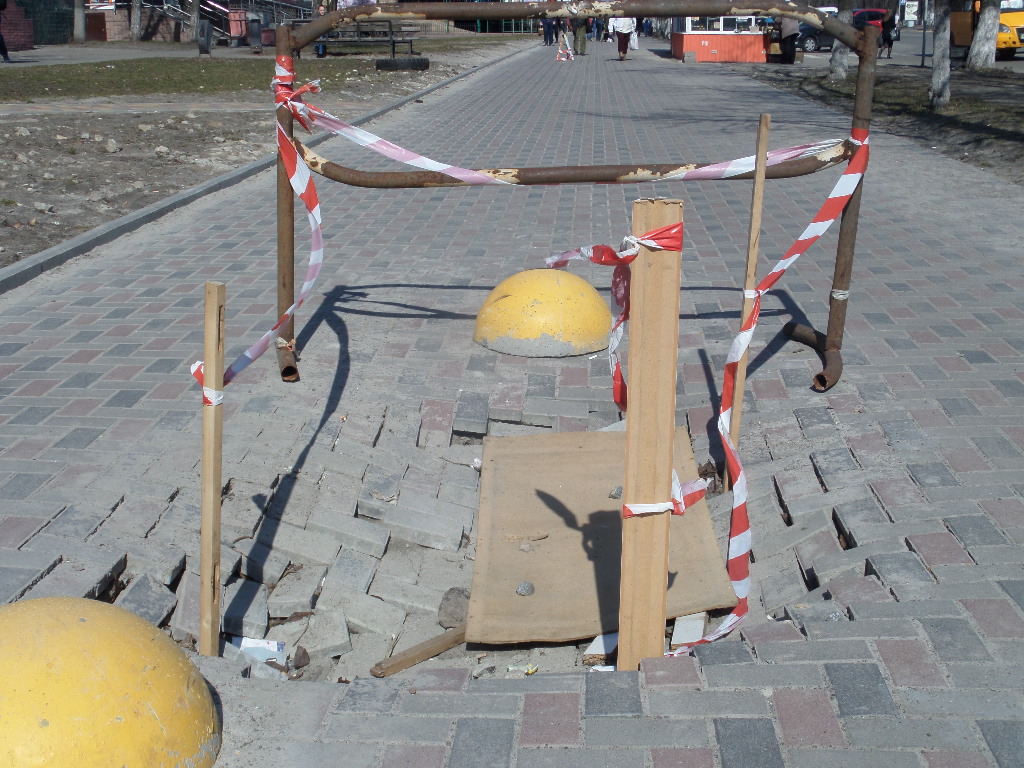 Каналізаційна труба та плитка на тротуарі по Незалежності коштують 15,5 млн грн