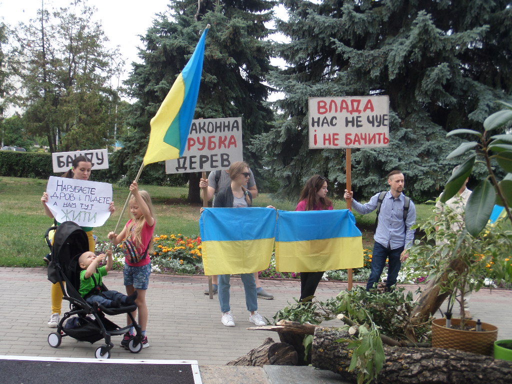 «Нарубаєте дров – і підете, а нам тут жити», – під БМР протестували проти вирубки дерев