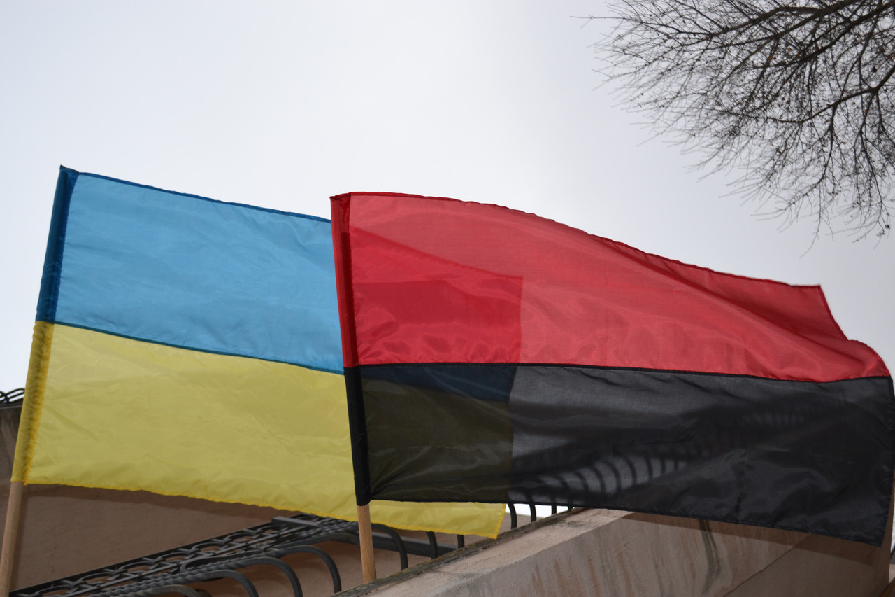 «Війни нема» та «бандерівська ідеологія»: броварські «ветерани» проти червоно-чорного прапора