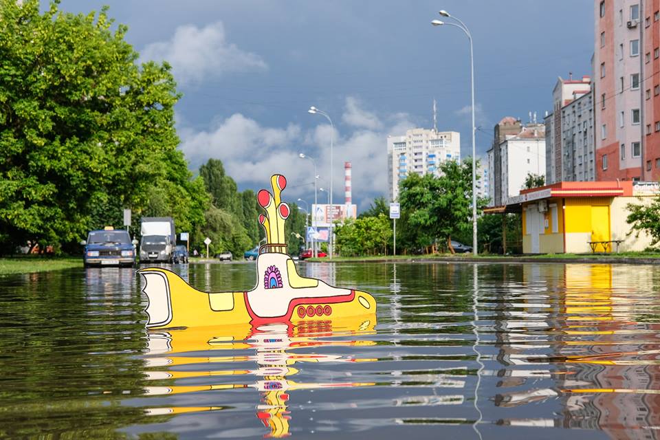 Бровари залило: люди пересуваються човнами, – ФОТО, ВІДЕО