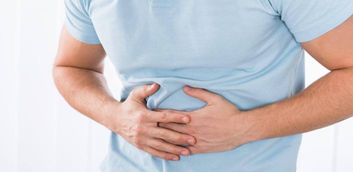 Болить живіт у чоловіка