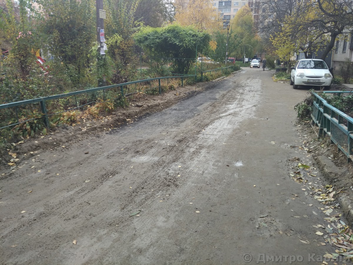Ремонт проїзду по вул. Грушевського, 3: сухий асфальт на голий ґрунт – ФОТО