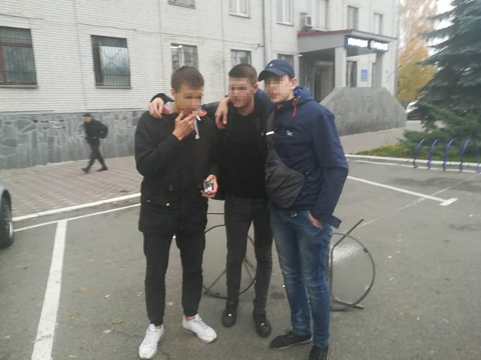 Троє молодиків вкрали з кафе скляні столики