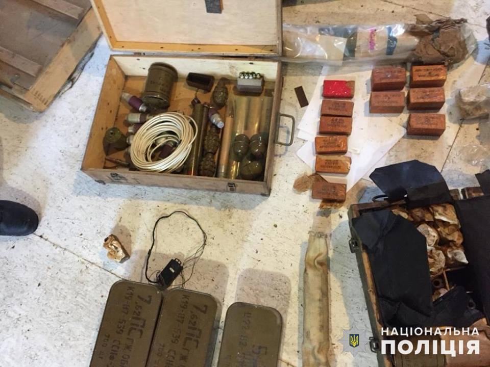 У мешканця села Красилівка знайшли арсенал зброї та вибухівки