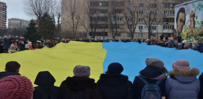 День Соборності: до 100-річного ювілею в Броварах розгорнули 40-метровий прапор України – ФОТОРЕПОРТАЖ День Соборності
