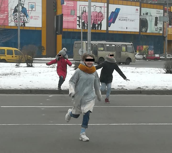Нова гра «Біжи або помри»: підлітки кидаються під автівки
