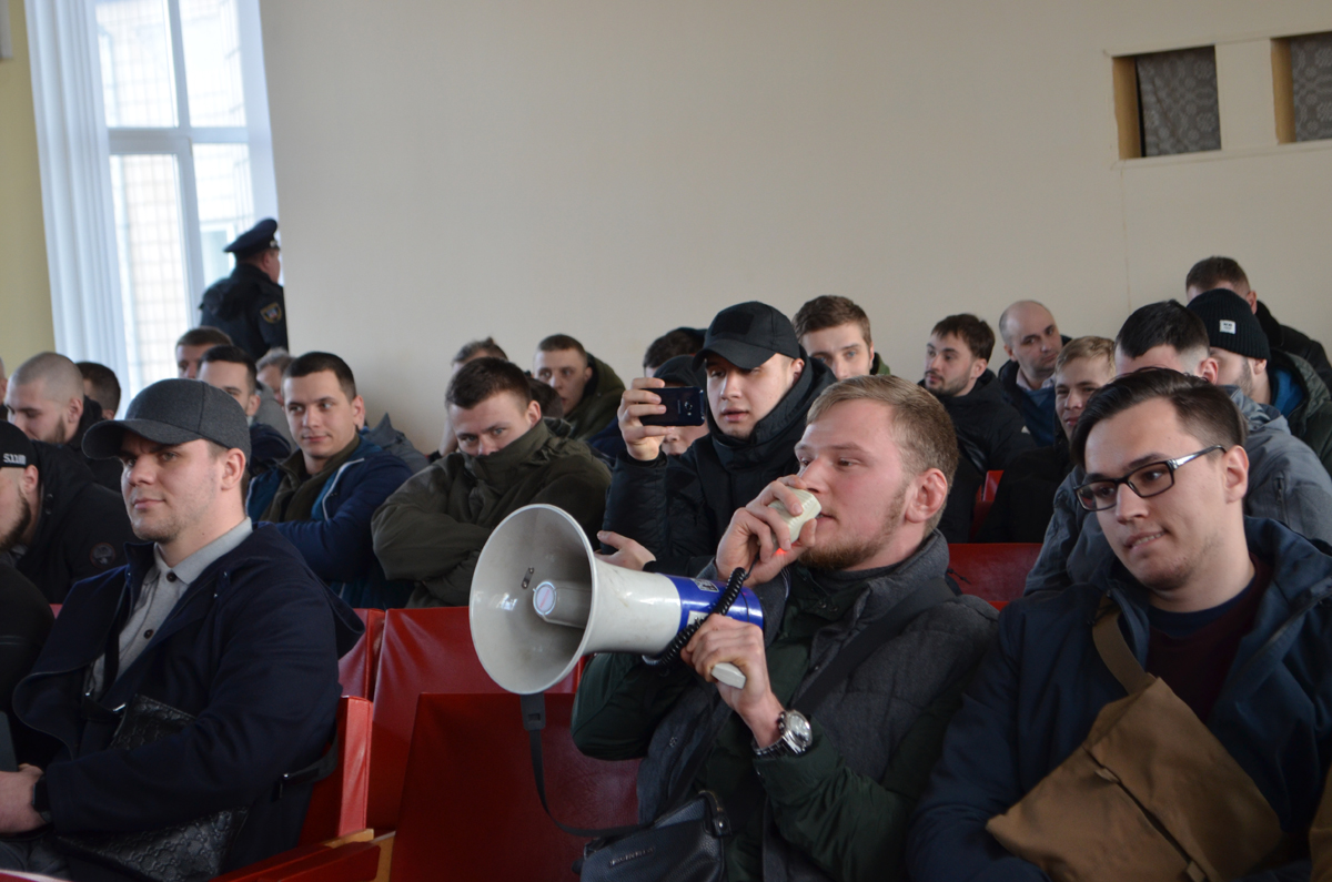 Яйця, кефір і мегафон: як «Традиції і порядок» зривали сесію Броварської райради – ФОТО