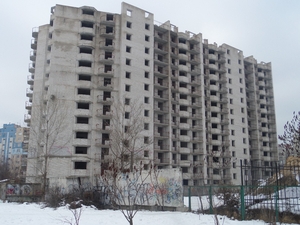 Довгобуд на Симона Петлюри, 21-Б: майданчик для прогулювання уроків, травм та насильства?