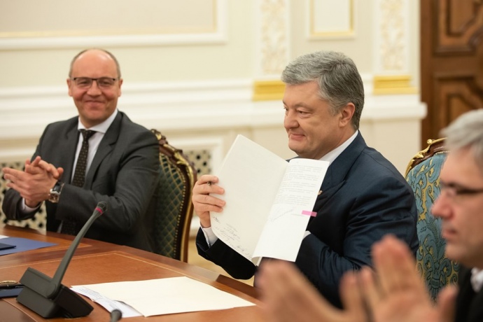 Порошенко підписав закон про українську мову як державну