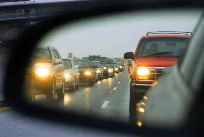 З 1 травня водіям не потрібно вмикати ближнє світло під час руху за містом
