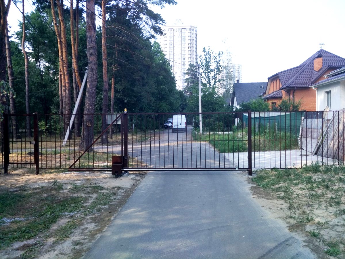 Частину вулиці Виноградної для «чужих» таки перекрили. ФОТО