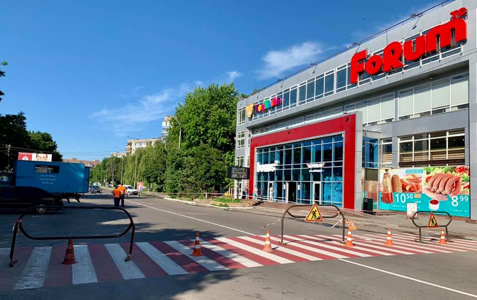 Вулицю Героїв Небесної Сотні перекрили для руху авто через аварію на каналізації – ФОТО
