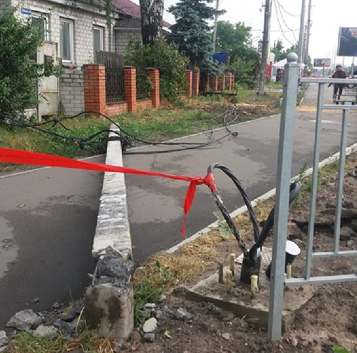 Наслідки негоди в Броварах: зірвана в будинку покрівля, повалені дерева та електроопора, знеструмлено півміста