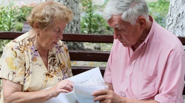 «Ощадбанк» доставлятиме додому пенсії лежачим, інвалідам та людям за 80 років – пілотний проект