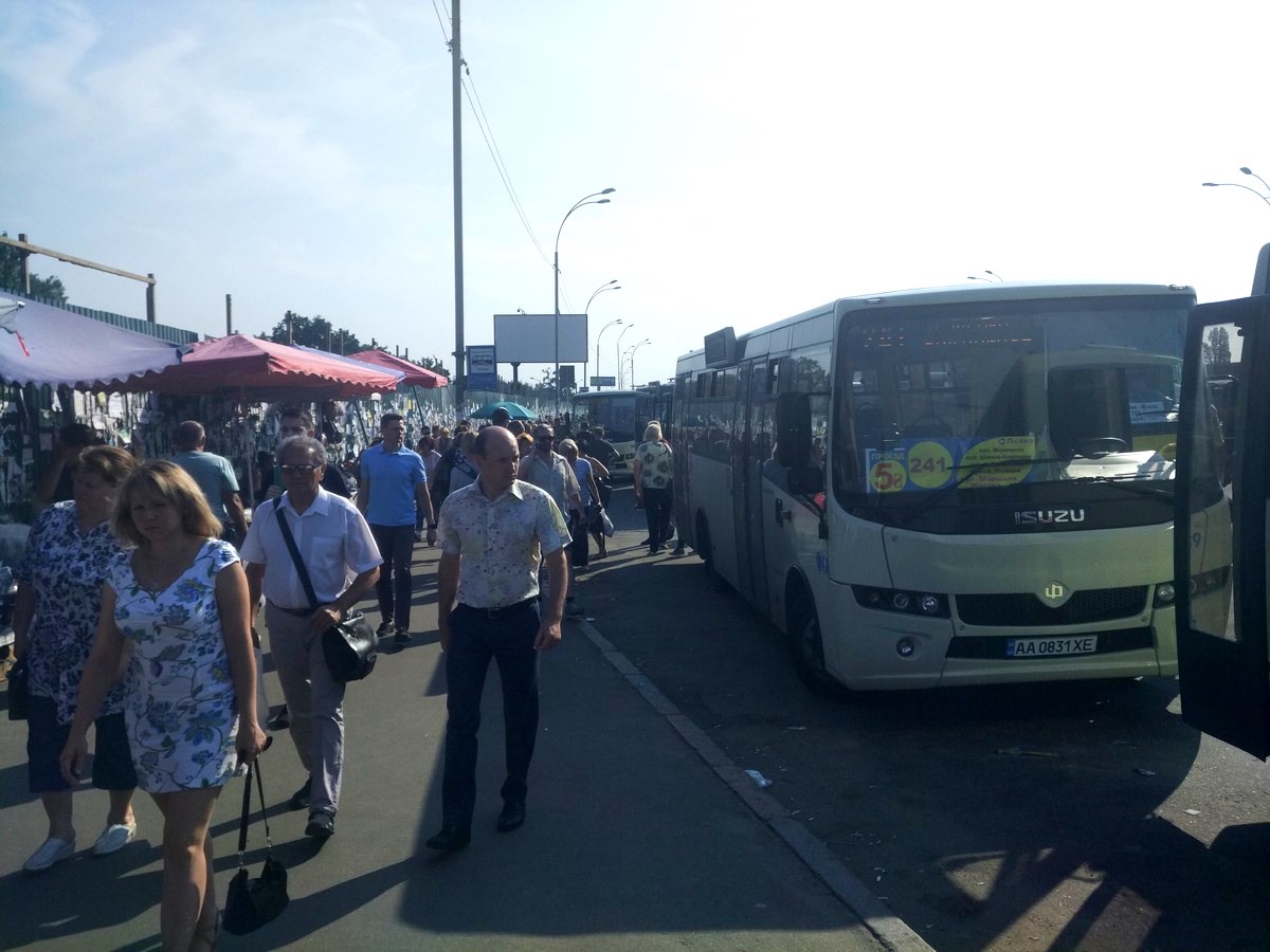 Зміна руху транспорту на «Лісовій» спричинила затори і тисняву. Так буде завжди? ФОТО
