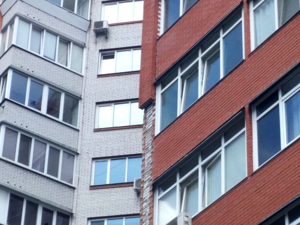 На вул. Грушевського, 21 обвалилась стіна, цегла висить над головами вже дві доби. ФОТО