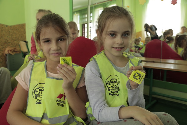 Учні 1-4 класів носитимуть спецжилети в темну пору доби