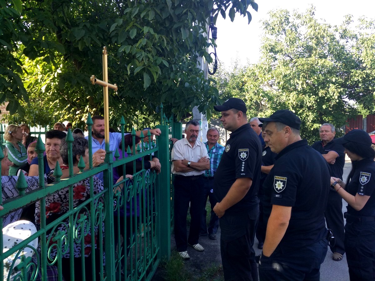 Жителі Погребів узяли храм села під свій контроль, однак поліція звільнила й опломбувала приміщення. ФОТО
