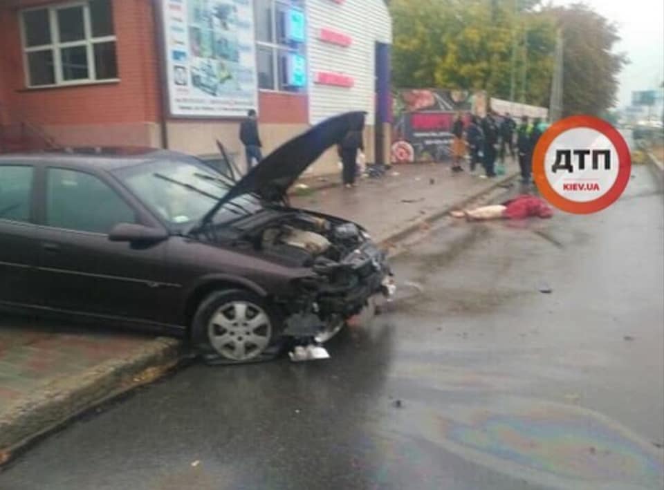 У Броварах на «Автошколі» п’яний поліціянт в’їхав у зупинку: загинула жінка. ФОТО ДТП на Автошколі
