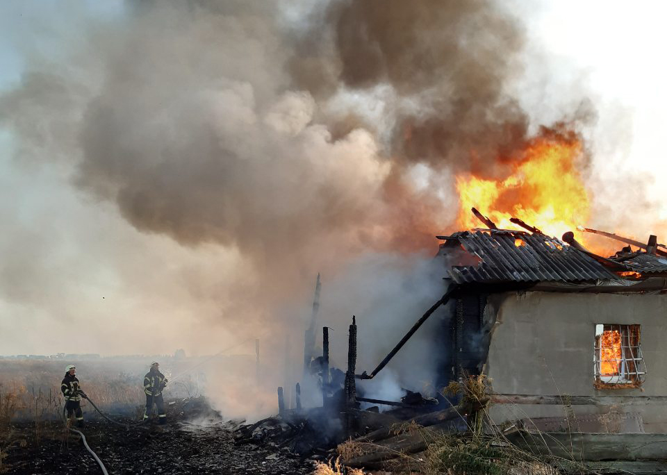 Горить будинок між Калинівкою і Гоголевим