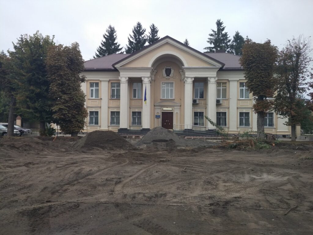 Прокуратура, будівництво скверу