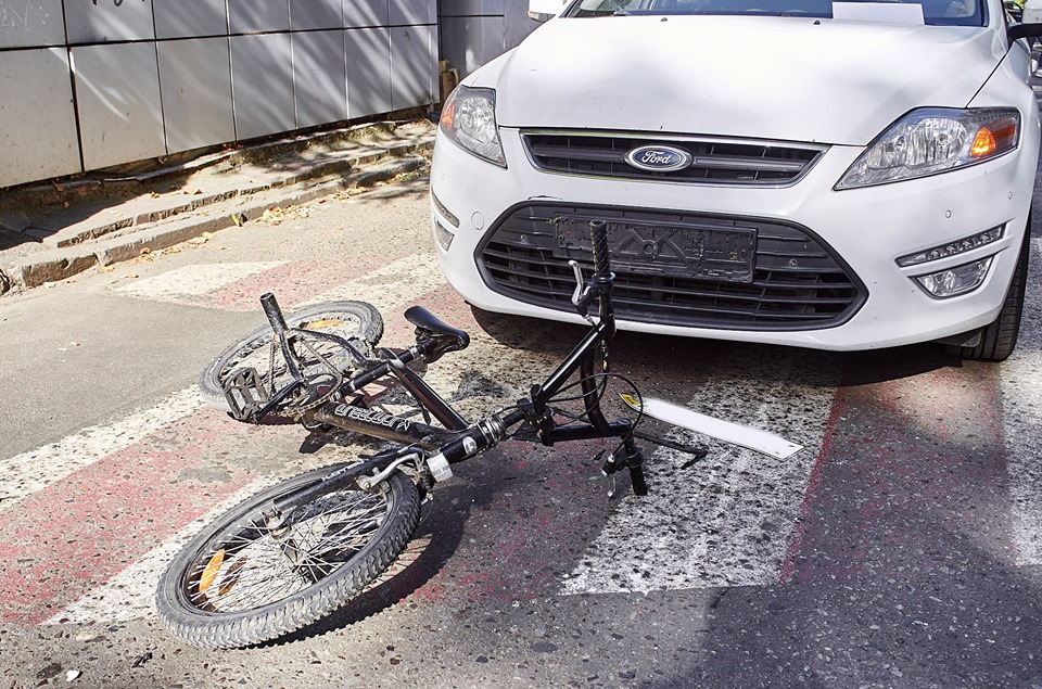 8-річного велосипедиста автівка збила просто на «зебрі». ФОТО Ford Mondeo збив 8-річного хлпчика на велосипеді