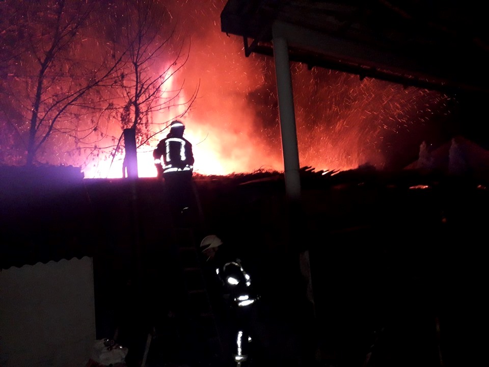 Горить дах, палає, пожежники, рятувальники, ДСНС