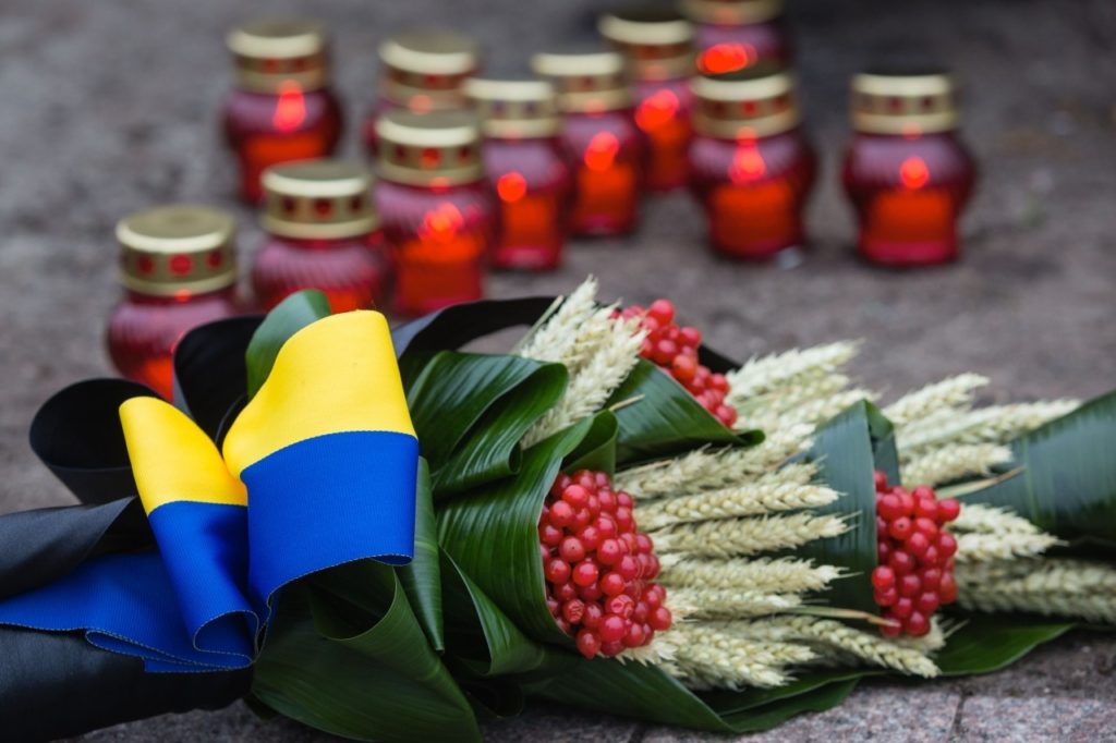 Вшанування, лампадки, свічки, квіти, палина, прапор, стрічка, Україна