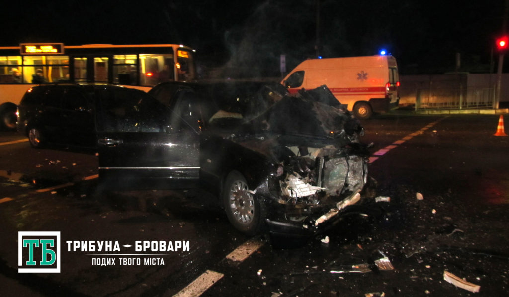 У Броварах на «Вітерці» зіткнулось 5 автівок: двоє постраждалих у важкому стані