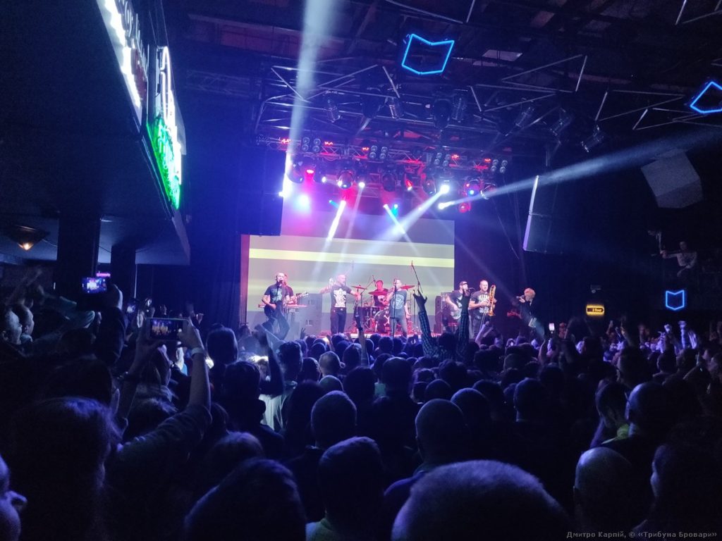 Ресторанам і нічним клубам заборонили працювати після 23:00 в усій країні – МОЗ концерт, виступ, сцена, глядачі, слухачі, споглядачі