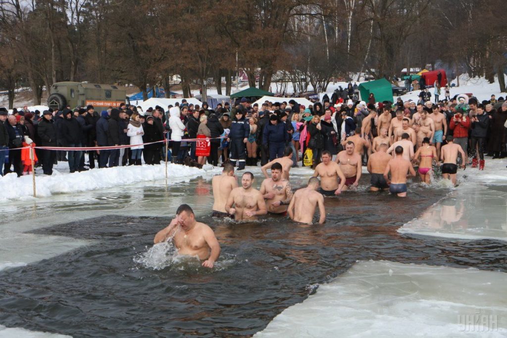 Водохреща: особливості та правила купання в крижаній воді Водохреща