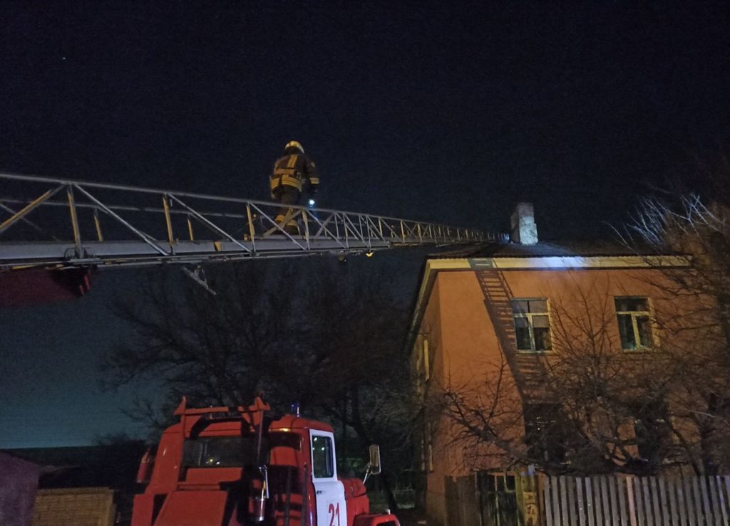 Зняли з даху: чоловік із дитиною ледь не покінчили життя самогубством. ФОТО автодрабина працює