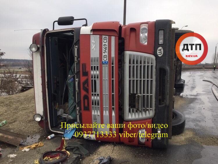 Водій вантажівки перевернувся на трасі. Перевищив швидкість? ФОТО ДТП у Скибині