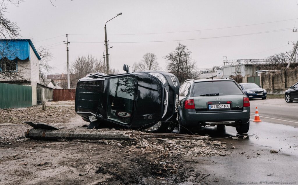 Зіткнення з перевертанням: у ДТП біля вокзалу постраждав водій. ФОТО ДТП, вокзал