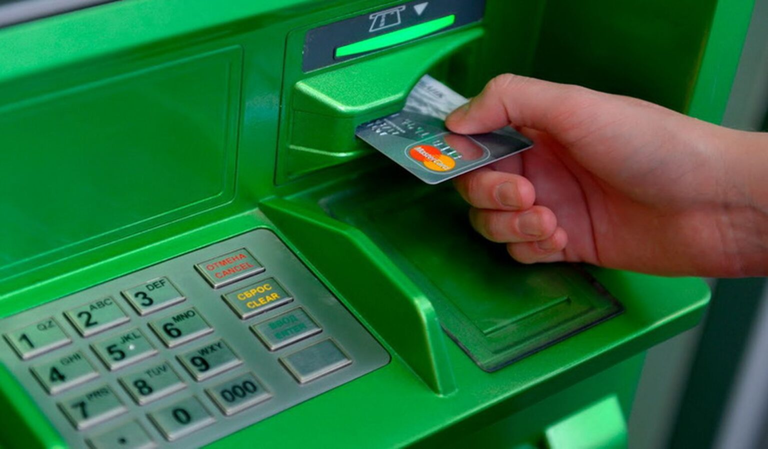 Шахраї масово підглядають за банкоматами: як захиститися? шахраї в банкоматах