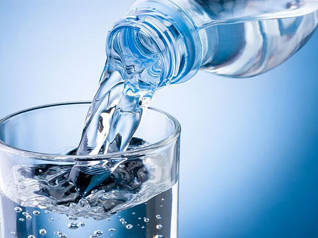 Шахрайство з продажем води в пляшках у Броварах Вода, пляшка, стакан, склянка