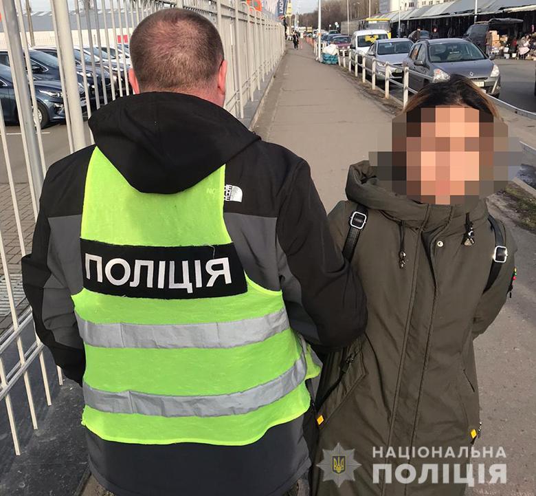 Молода броварчанка попалась на крадіжці на ринку в Києві. ФОТО крадійка смартфона