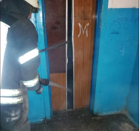 У будинку на Незалежності вночі горів ліфт пожежа в ліфті
