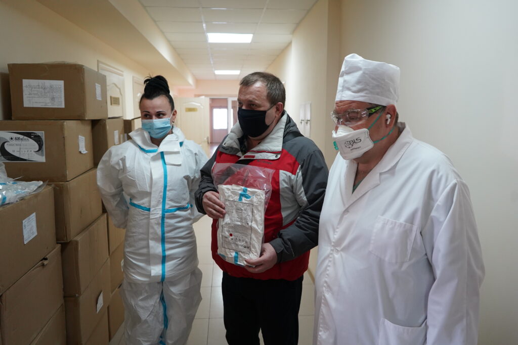 600 захисних костюмів передали броварським медикам корпорація «Roshen» та Фонд Петра Порошенка. ВІДЕО
