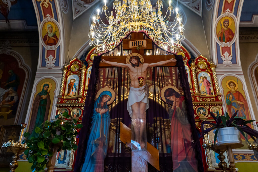 Великдень і карантин: як відбуватимуться богослужіння у Святопокровському храмі ПЦУ та Трьох святителів УГКЦ. ВІДЕО