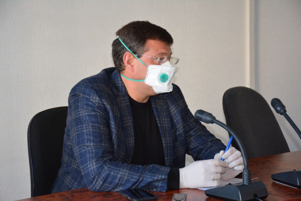 Нові квартири, «швидка» для ДСНС і боротьба з COVID-19 – депутатів кличуть на позачергову сесію Сапожко в масці